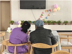 當(dāng)你老到忘了世界，我該拿什么來(lái)愛(ài)你